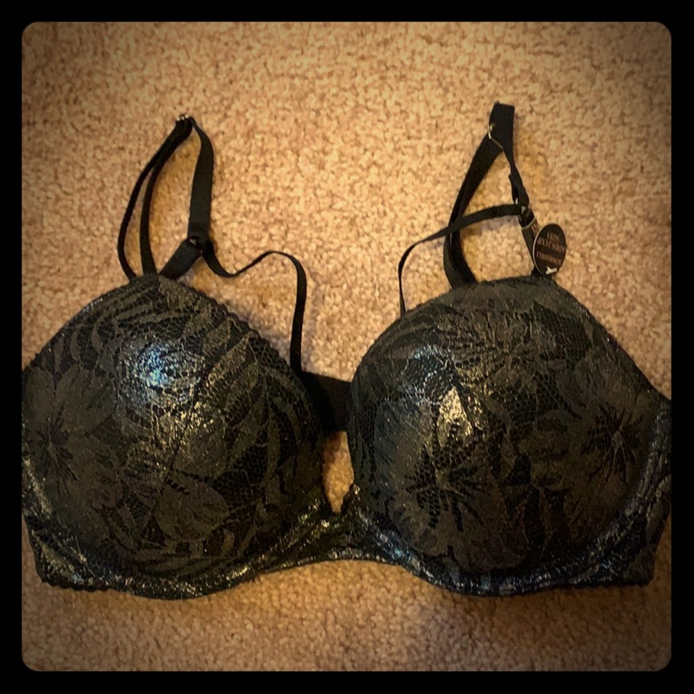 Victoria’s Secret bombshell 32D bra